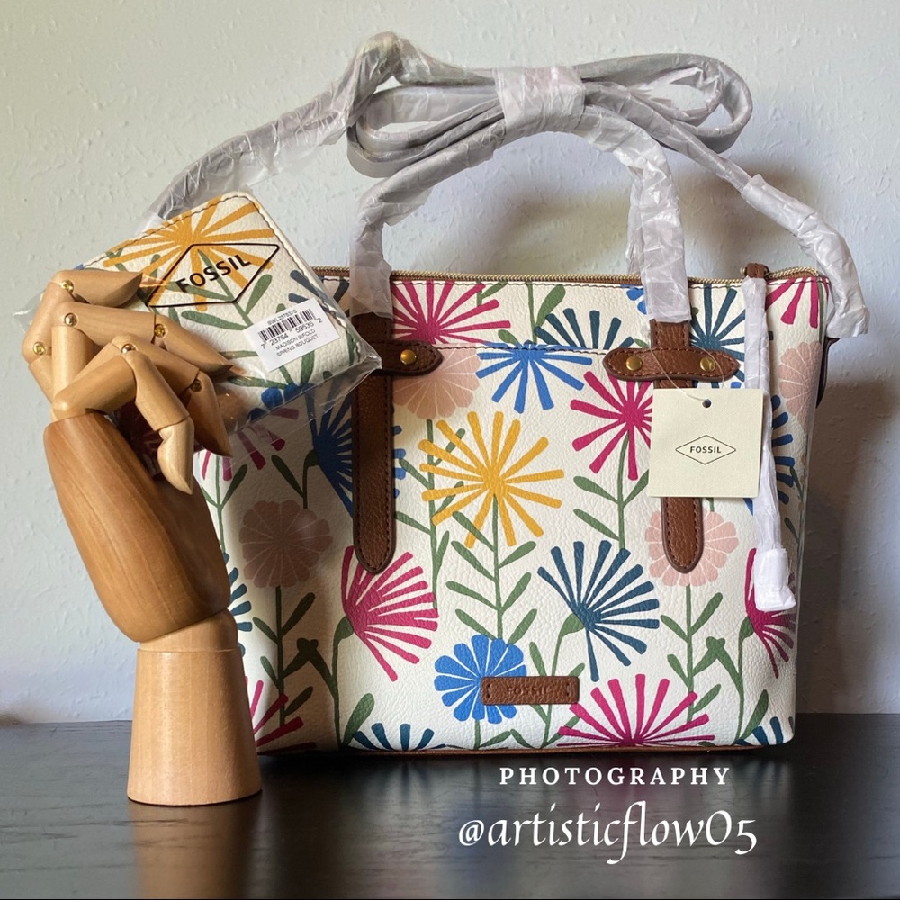 I’m Selling THIS Felicity Purse And Wallet Set! - Picture 3 of 9